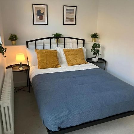 Awesome Refurbished 1 Bed Flat Few Steps To High St ! - 2 East House Apartment เอปซอม ภายนอก รูปภาพ