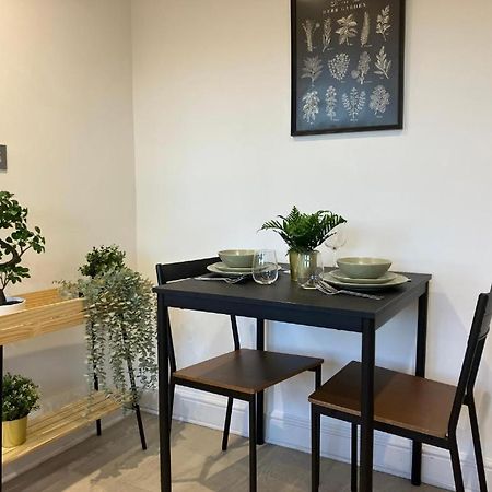 Awesome Refurbished 1 Bed Flat Few Steps To High St ! - 2 East House Apartment เอปซอม ภายนอก รูปภาพ