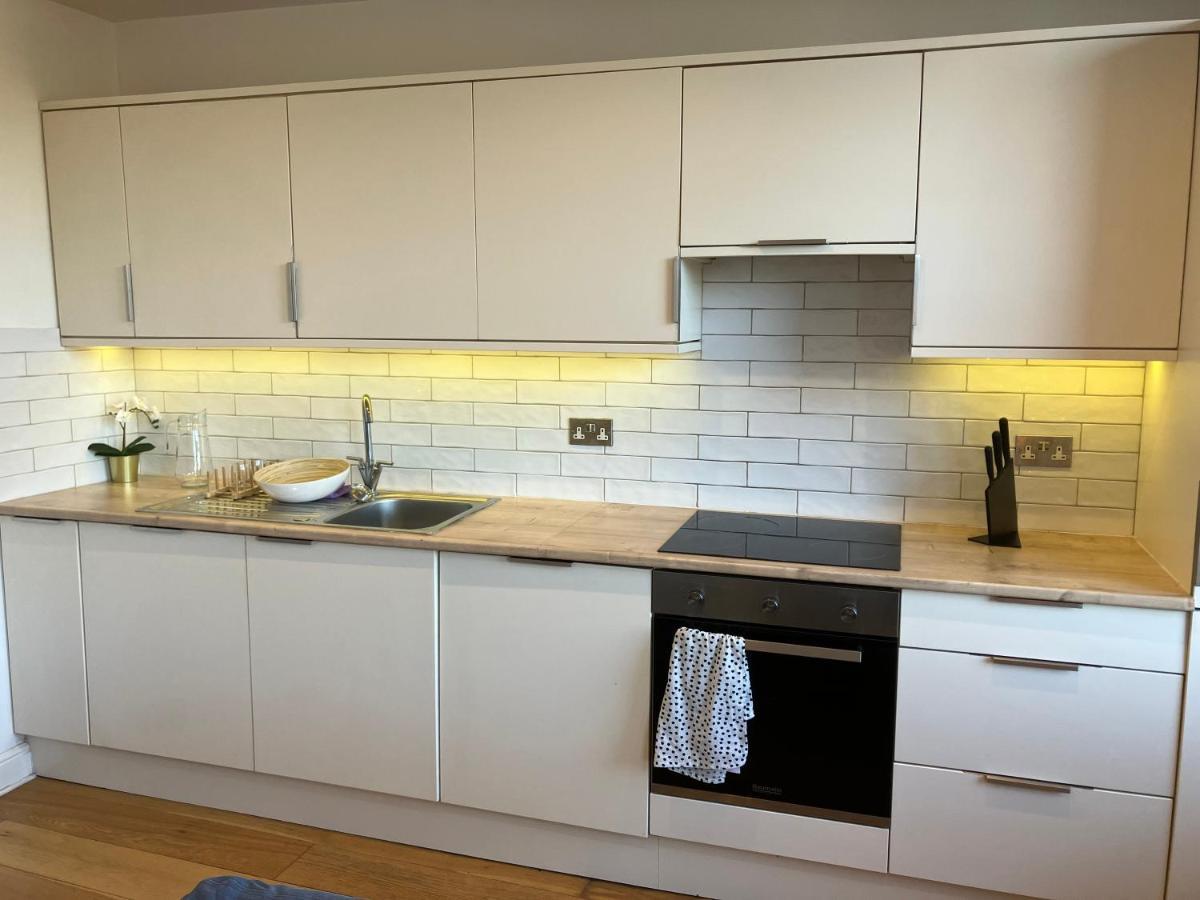 Awesome Refurbished 1 Bed Flat Few Steps To High St ! - 2 East House Apartment เอปซอม ภายนอก รูปภาพ